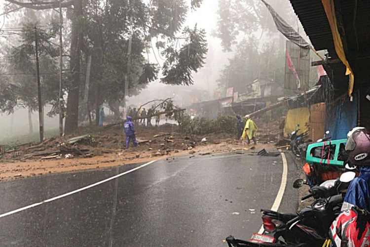 Ilustrasi longsor di jalur Puncak Bogor.