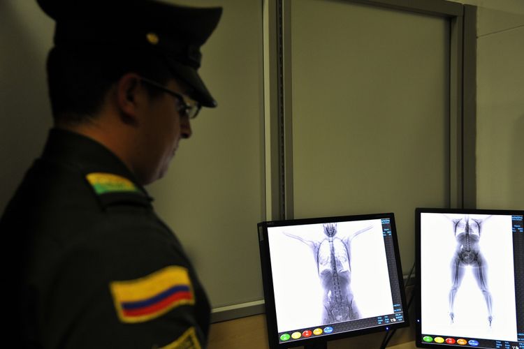 Seorang polisi antinarkotika melihat ke layar pemindai tubuh di bandara internasional El Dorado di Bogota, Kolombia, 25 September 2015. Perdagangan narkoba melalui bandara Bogota bukanlah perjalanan menyenangkan bagi banyak orang yang mencobanya.