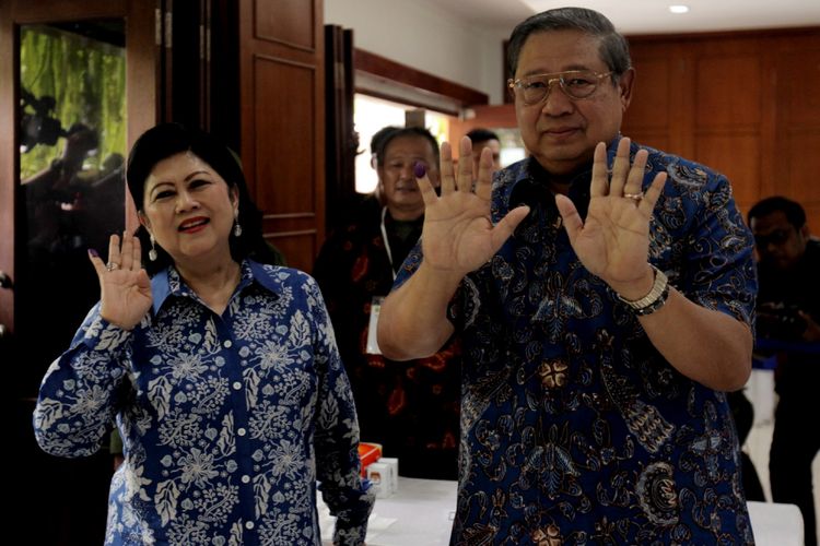 Ketua Umum Partai Demokrat Susilo Bambang Yudhoyono didampingi Ani Yudhoyono (kiri) menunjukkan tanda tinta seusai memberikan suara di TPS 06 Nagrak, Gunung Putri, Kabupaten Bogor, Jawa Barat, Rabu (27/6/2018). Mereka memberikan suara dalam Pilkada Jawa Barat 2018.