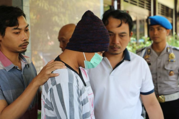Ibnu Arip (32) pelaku penyebar video porno di facebook saat diamakan jajaran Polres Malang, Jumat (14/9/2018)