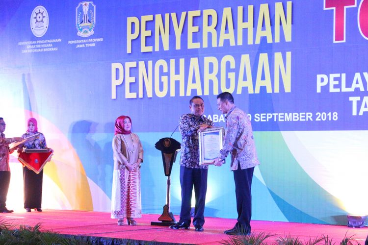 Kapolres Madiun AKBP I Made Agus Prasatya menerima penghargaan Top 99 sistem informasi inovasi pelayanan publik (sinovik) 2018  dari Menteri Pendayagunaan Aparatur Negara dan Reformasi Birokrasi, Syafrudin di Surabaya, Rabu (19/9/2018).