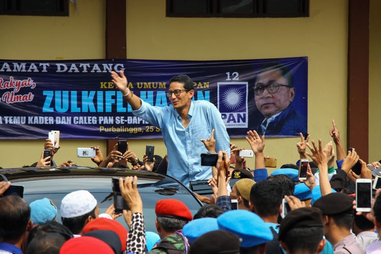 Calon wakil presiden nomor urut 2, Sandiaga Salahuddin Uno menyapa pendukungnya saat melawat ke Gedung Korpri, Purbalingga, Jawa Tengah, Selasa (25/9/2018).