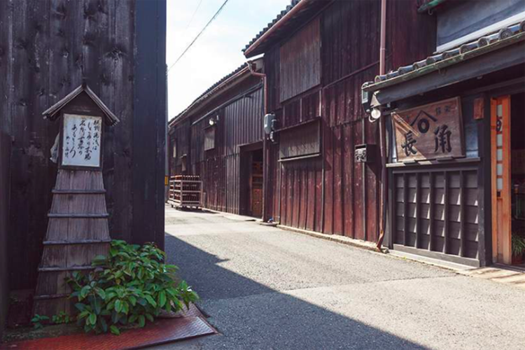 Kompleks Bangunan Kota Tua Yuasa, tempat produksi kecap asin dan miso di Kota Yuasa, Wakayama, Jepang. 