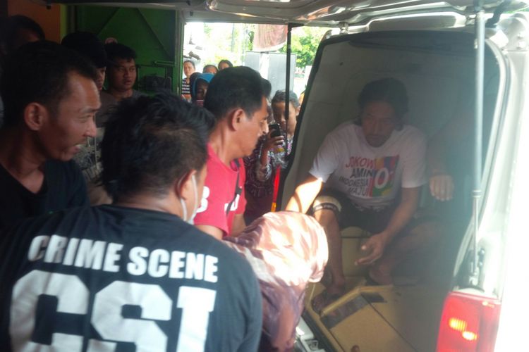 Korban tewas di rumah makan Burjo kawasan Jalan KH Samanhudi Kelurahan Purwosari, Kecamatan Laweyan, Solo, Jawa Tengah, dimasukkan dalam mobil ambulans, Jumat (12/10/2018).