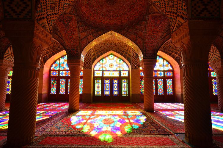 Salah satu keindahan Kota Shirazi, Iran, berada di dalam Masjid Nasir ol Molk yang berarsitektur rumit nan megah.