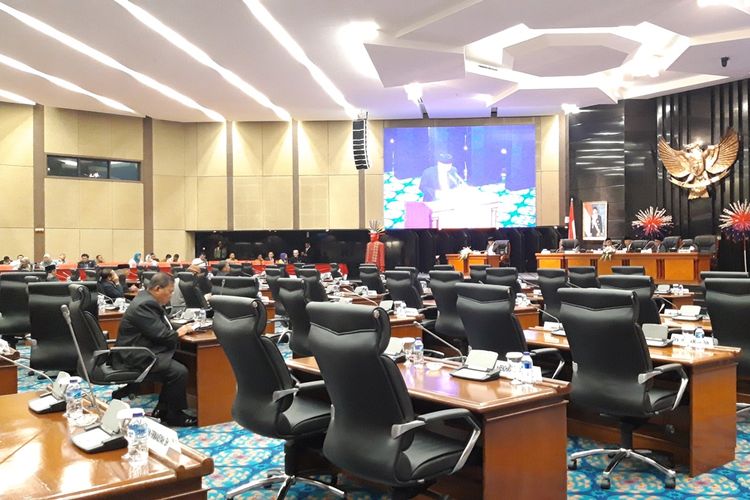 Suasana rapat paripurna pemandangan umum fraksi tentang RAPBD-P 2019 di ruang rapat paripurna, Gedung DPRD DKI, Jakarta Pusat, Senin (19/8/2019)