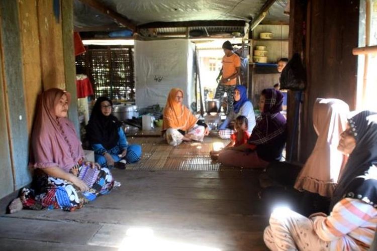 Keluarga korban sandera abu sayyaf, Hariadin, yang berada di Kecamatan Kaledupa, Kabupaten Wakatobi, Sulawesi Tenggara, sangat berduka setelah mendapatkan kabar, Hariadin, tewas tenggelam saat dibebaskan oleh tentara Filipina, Jumat (5/4/2019) kemarin. 