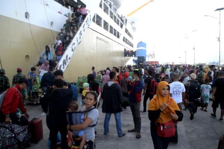  Pada H-4 jelang Lebaran Idul Fitri, kedatangan pemudik yang menggunakan kapal laut mulai terlihat di Pelabuhan Murhum, Kota Baubau, Sulawesi Tenggara.  Diperkirakan, pada hari ini terdapat sekitar 5 ribu pemudik turun di Pelabuhan Murhum dengan menggunakan empat kapal Pelayaran Nasional Indonesia (Pelni).