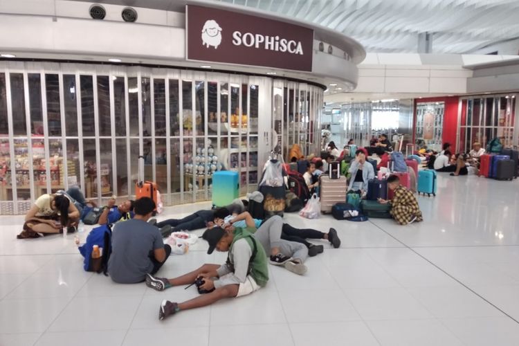 Tim renang DKI Jakarta tak bisa pulang ke tanah air karena operasional bandara ditutup akibat aksi unjuk rasa di Hong Kong, Senin (12/8/2019).