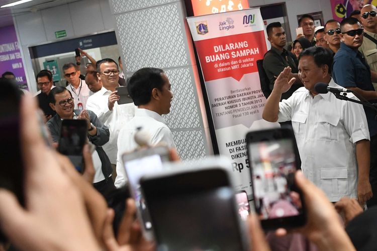 Ketua Umum Partai Gerindra Prabowo Subianto (kanan) memberi hormat kepada Presiden Joko Widodo (kiri) usai memberikan keterangan kepada wartawan di Stasiun MRT Senayan, Jakarta, Sabtu (13/7/2019). Kedua kontestan dalam Pemilihan Umum Presiden dan Wakil Presiden tahun 2019 lalu ini bertemu di Stasiun MRT Lebak Bulus dan selanjutnya naik MRT dan diakhiri dengan makan siang bersama. ANTARA FOTO/Wahyu Putro A/wsj.