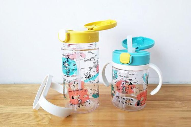 Peanut Collection Odekake Straw Mug 320 memiliki kapasitas 380 ml yang dijual dengan harga 2.268 yen (kiri), sedangkan Mug Jerami Odekake 200 memiliki kapasitas 260 ml yang dijual dengan harga 1.944 yen (kanan)
