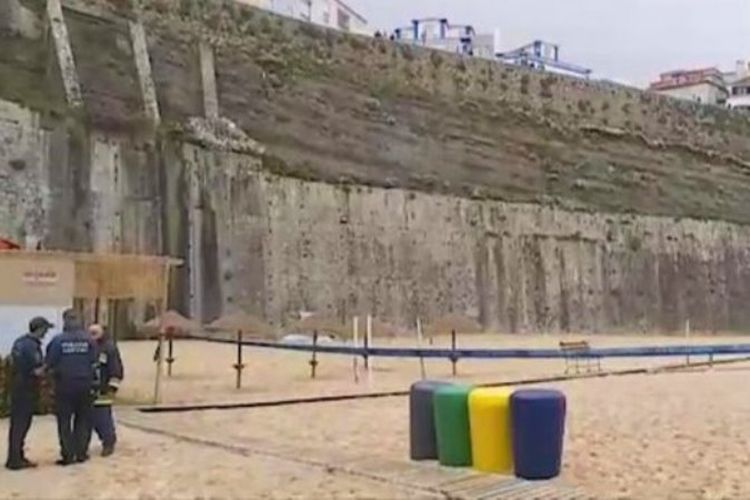 Tembok di tepi pantai di Ericeria, Portugal, tempat dua orang turis ditemukan tewas, diduga akibat terjatuh.