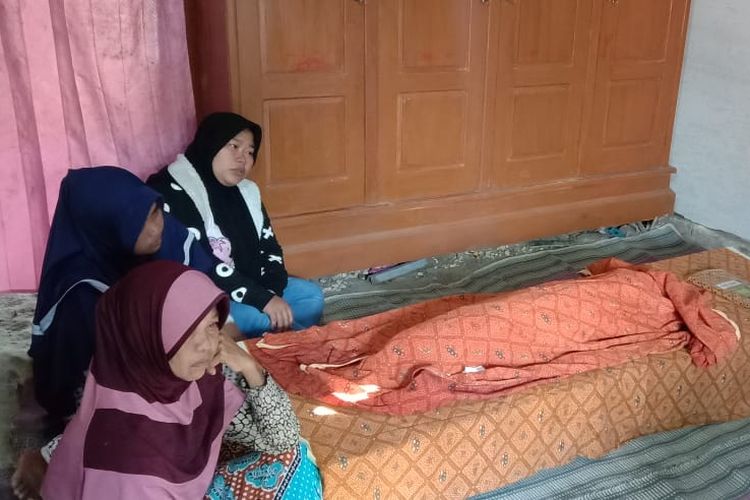 Suasana rumah duka? di di Desa Kaliwenang, Kecamatan Tanggungharjo, Grobogan, Jateng, Minggu (23/6/2019).