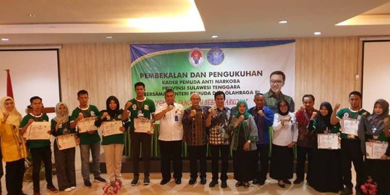 Sekitar  200 pemuda Sulawesi Tenggara (Sultra) secara resmi dikukuhkan sebagai Kader Inti Pemuda Anti Narkoba, di Kendari, Kamis (4/4).