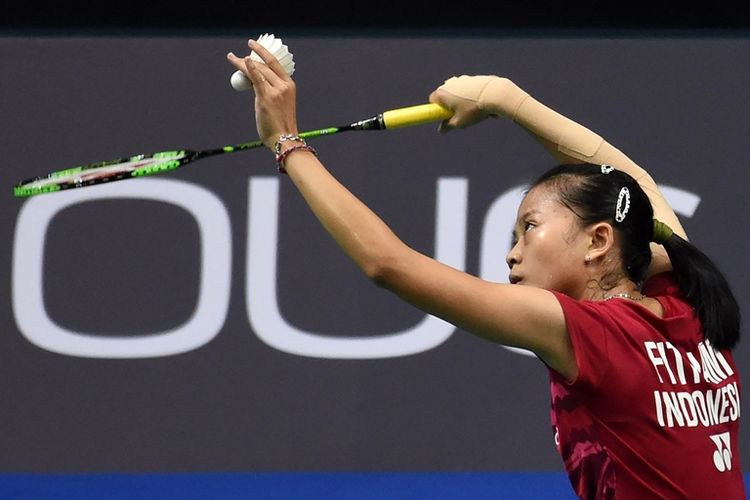 Tunggal putri Indonesia, Fitriani, bersiap melakukan servis saat melawan pemain India, PV Sindhu, dalam pertandingan putaran kedua Singapura Terbuka di Singapura, 13 April 2017.
