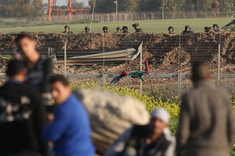 Tentara Israel mengawasi peserta aksi protes dari warga Palestina di wilayah perbatasan di Gaza, pada 23 Februari lalu.