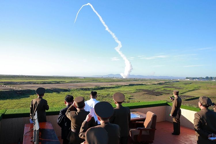 Dalam foto yang dirilis kantor berita KCNA pada Minggu (28/5/2017) ini terlihat pemimpin Korea Utara Kim Jong Un menyaksikan peluncuran roket anti-serangan udara terbarunya. Pada Selasa (29/8/2017), ia juga menyaksikan penembakan rudal balistik yang terbang menuju Jepang.