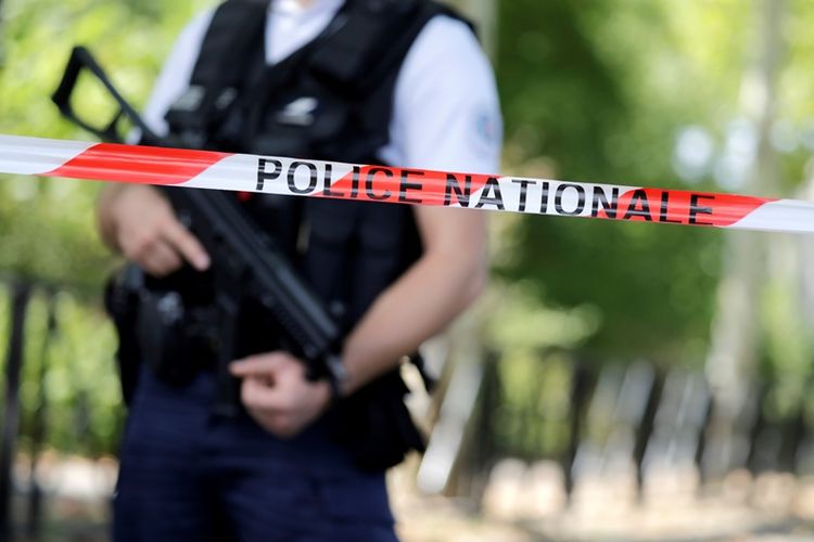 Polisi Perancis berjaga di sekitar lokasi penusukan di Kota Trappes yang menewaskan dua orang dan melukai satu lainnya, Kamis (23/8/2018).