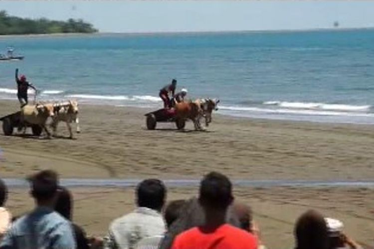 Serunya nonton balapan Karoba Saping di pantai pasir putih, sambil menikmati aneka makanan tradisional 