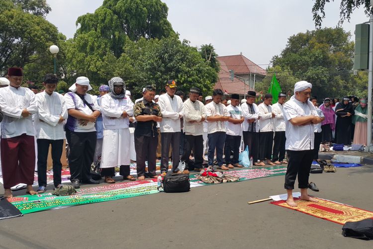 Massa unjuk rasa melaksanakan shalat dzuhur berjemaah di sekitar Kedutaan Besar Myanmar, Jalan H Agus Salim, Jakarta Pusat, Rabu (6/9/2017) siang.