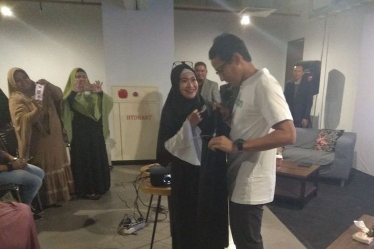 Wakil Gubernur DKI Jakarta Sandiaga Uno melihat produk celana panjang wanita hasil produksi pelaku usaha mikro, kecil, dan menengah (UMKM) di Jakarta Creative Hub, Jakarta Pusat, Sabtu (13/1/2018). 