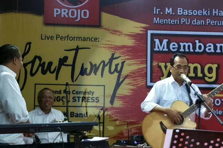 Menteri Pekerjaan Umum dan Perumahaan Rakyat (PUPR) Basuki Hadimuljono bersama Menteri Perhubungan (Menhub) unjuk kebolehan memainkan alat musik kegemaran mereka.