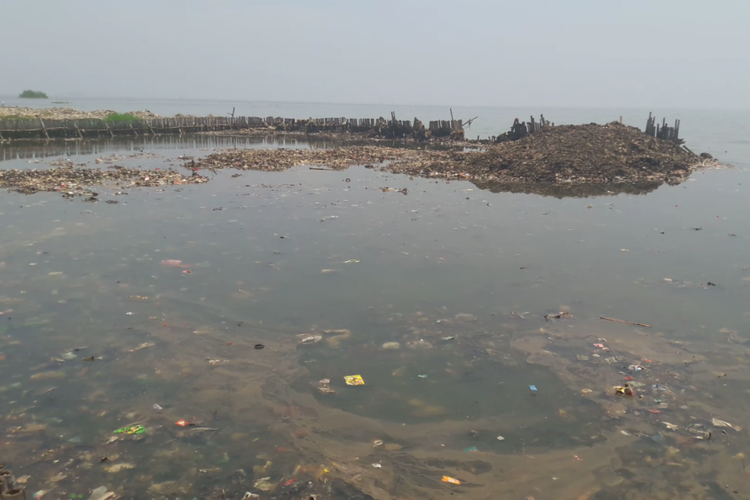 Lokasi lautan sampah di Muara Angke Jakarta Utara mulai digenangi air