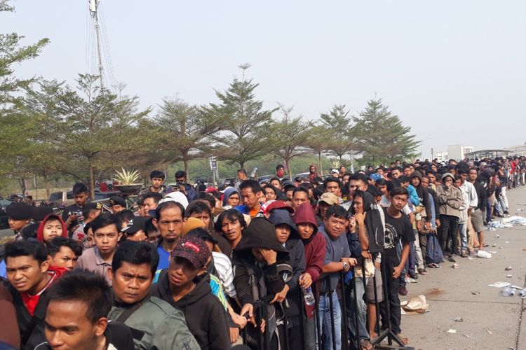 Antrean tiket laga Timnas Indonesia versus UEA di Stadion Wibawa Mukti, Cikarang, Jawa Barat menjalar hingaa 100 meter, Jumat (24/8/2018).