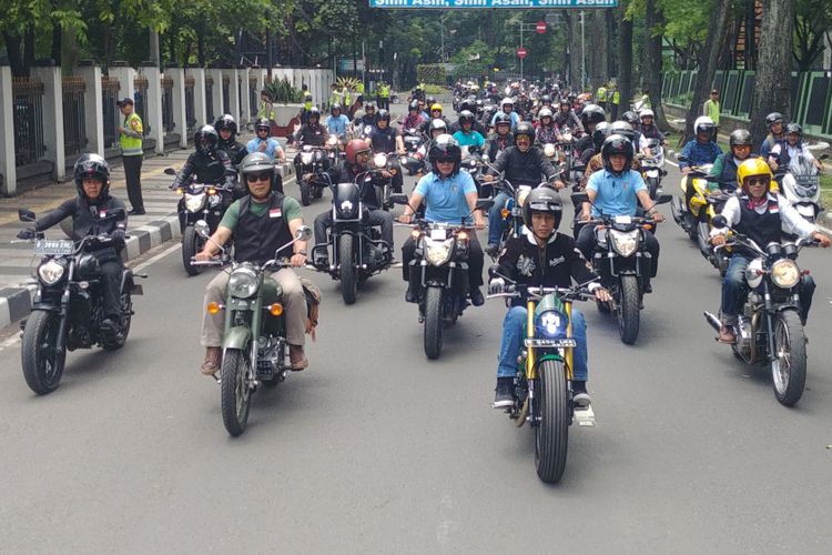 Presiden Joko Widodo kembali menunggangi motor Kawasaki w175 miliknya yang berwarna hijau. Kali ini, Jokowi melakukan touring singkat di Kota Bandung, Jawa Barat, Minggu (11/10/2018). 