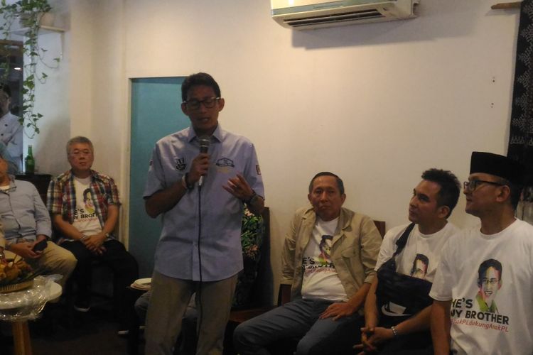 Calon wakil presiden nomor urut 02 Sandiaga Uno saat menghadiri acara bertajuk PL Brotherhood Calls di sebuah kedai di kawasan Jakarta Selatan, Rabu (13/2/2019). 