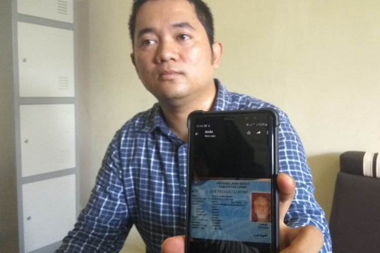 Komisioner Bawaslu Ciamis, Syamsul Maarif menunjukan KTP WNA asal Inggris yang masuk sebagai DPT di pemilu serentak, di ruangannya Senin (4/3/2019)