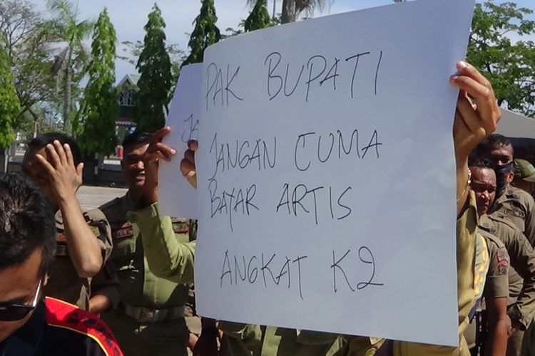 Suasana unjuk rasa para honorer k2 di halaman kantor Bupati Poso, Senin (24/9/2018).