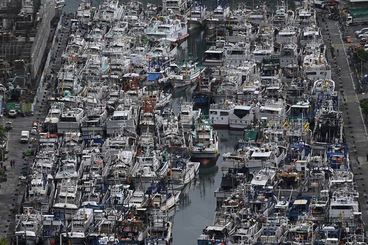 Kapal-kapal penangkap ikan milik nelayan Taiwan diamankan di tempat perlindungan topan di pelabuhan Nanfangao, di Suao, wilayah Yilan, saat Topan Lekima mendekati lepas pantai Taiwan timur, Kamis (8/8/2019).