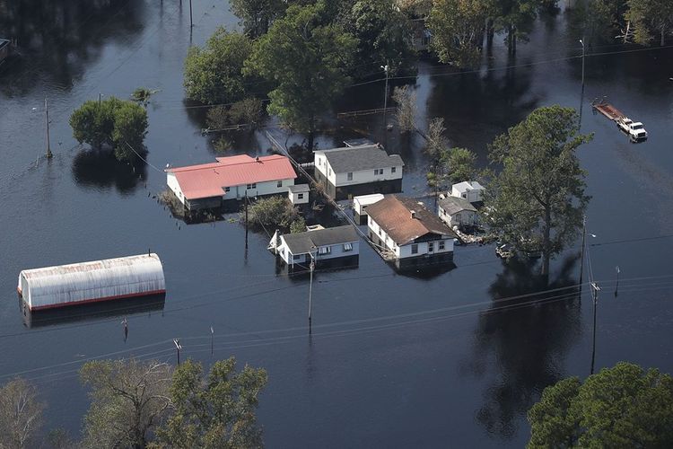 Air merendam rumah warga dan jalan-jalan di Lumberton, North Carolina akibat badai Florence yang menerjang September lalu.