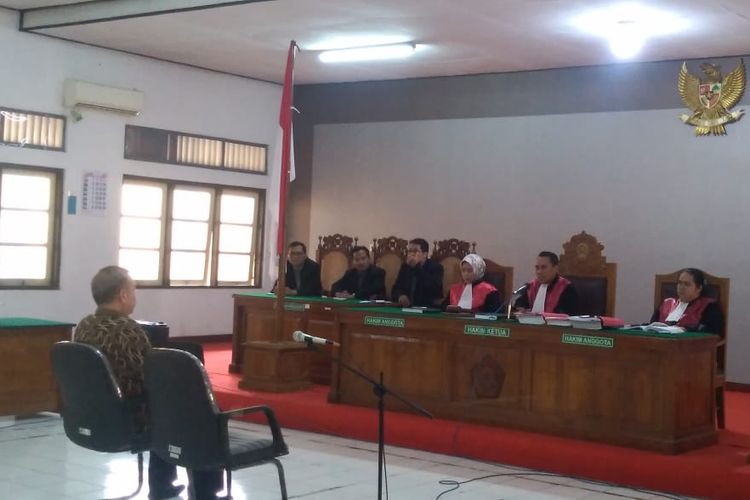 Terdakwa Johar Lin Eng mendengarkan tuntutan dalam sidang di PN Banjarnegara, Jawa Tengah, Senin (24/6/2019).