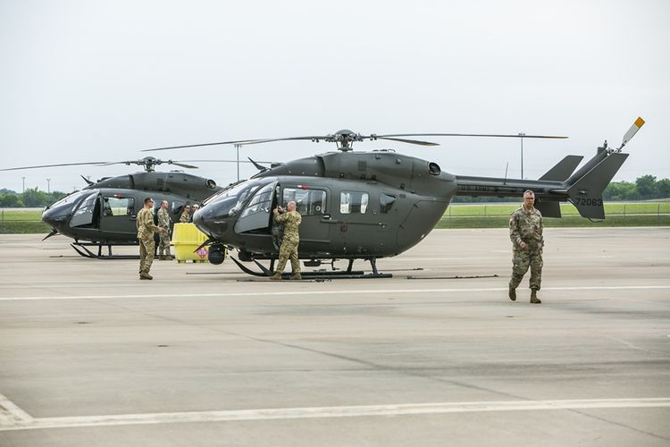Dua buah helikopter turut diberangkat Garda Nasional Negara Bagian Texas menuju perbatasan Meksiko pekan lalu.
