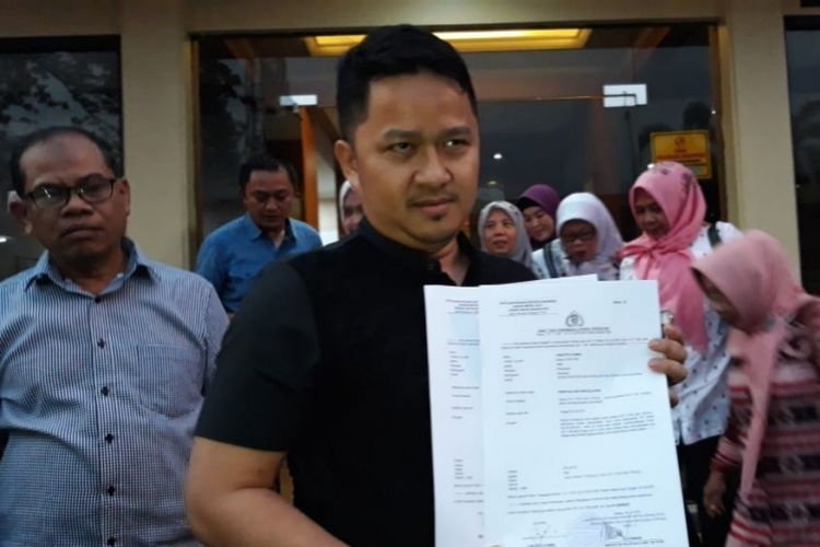 Kuasa hukum lima koordinator jamaah umrah Martin Iskandar ketika melaporkan Adhy tour & travel atas dugaan tindak penipuan di Mapolres Metro Bekasi Kota, Kota Bekasi, Selasa (24/07/2018).