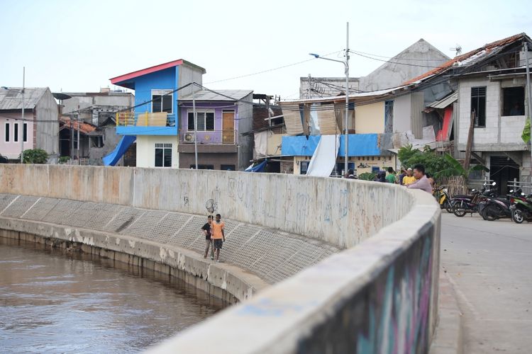 Wajah kini normalisasi Sungai Ciliwung di Bukit Duri, Tebet, Jakarta Selatan, Kamis (26/10/2017). Warga Bukit Duri yang mengajukan gugatan class action (gugatan yang diajukan seseorang atau sekelompok kecil orang atas nama sebuah kelompok besar) telah dimenangkan majelis hakim di Pengadilan Negeri Jakarta Pusat pada Rabu (24/10/2017). Mereka berhak untuk menerima ganti rugi setidaknya Rp 18,6 miliar. KOMPAS IMAGES/KRISTIANTO PURNOMO