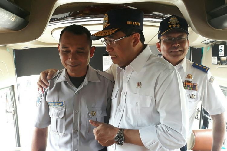 Menteri Perhubungan Budi Karya Sumadi berbincang dengan pengemudi bus Damri jurusan Pontianak-Kuching, Jumat (23/2/2018).