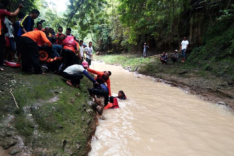 Foto Dok Allan. Yatmin (50) Warga Magetan ditemukan meninggal tenggelam di Sungai Desa Banjarejo setelah menabrak pagar jembatan karena rem sepda motor yang dikendarainya blong.