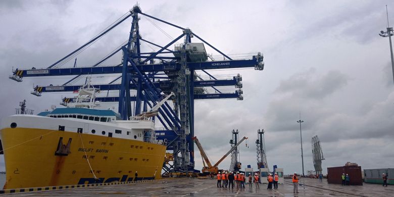 Tiga container crane berkapasitas 45 ton buatan Finlandia tiba di Pelabuhan Kualatanjung Multipurpose Terminal (KTMT), Kabupaten Batubara, Sumatera Utara, Kamis (13/12/2018)