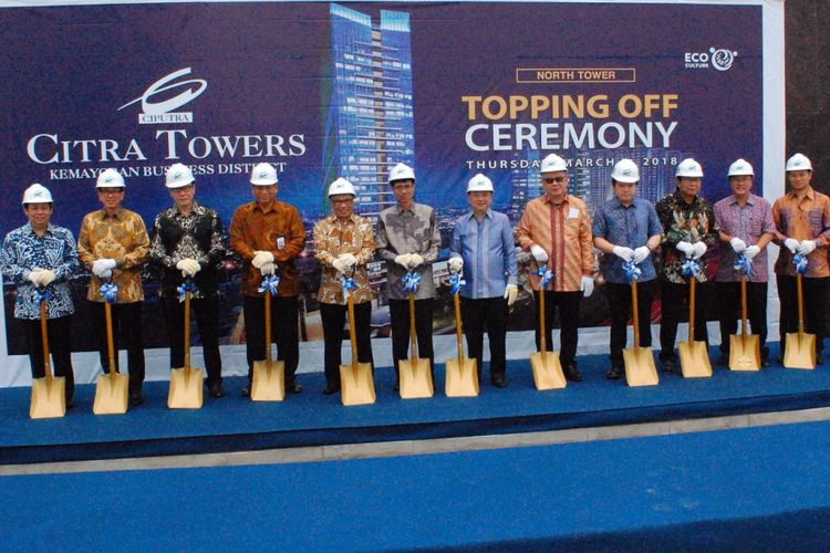 Jajaran direksi PT Ciputra Residence dan PT Pembina Sukses Utama melaksanakan topping off Citra Towers di Kemayoran, Jakarta Pusat, Kamis (8/3/2018).
