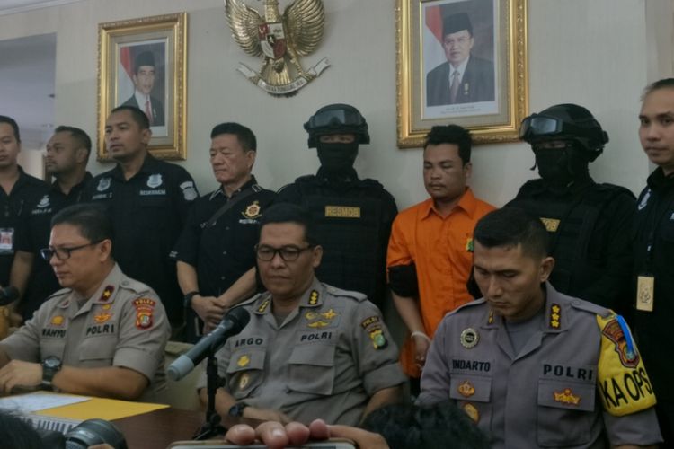 HS, pelaku pembunuhan keluarga Diperum Nainggolan di Bekasi saat dihadirkan di hadapan media, Jumat (16/11/2018).