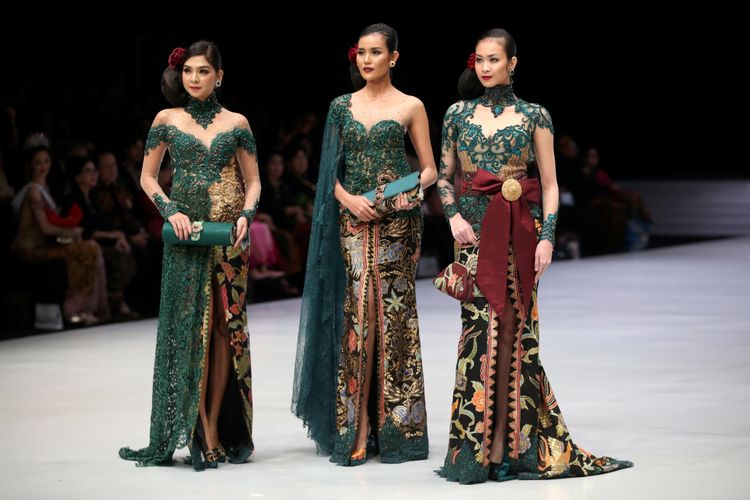 Model memeragakan baju rancangan Anne Avantie di Indonesia Fashion Week, Jakarta Convention Center, Jakarta, Kamis (29/3/2018). Peragaan busana dengan tema Sekarayu Sriwedari ini menampilkan busana 29 tahun Anne Avantie berkarya sebagai perancang busana.