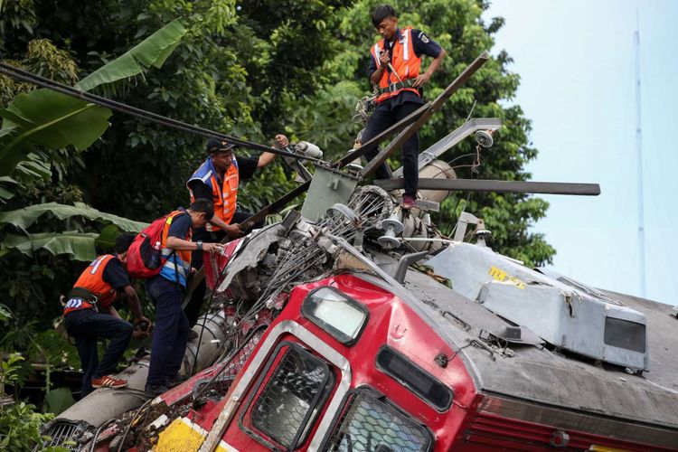 Proses evakuasi Kereta Rel Listrik 1722 jurusan Jatinegara - Bogor yang anjlok saat melintas di antara Stasiun Cilebut dan Bogor, Minggu (10/3/2019). Akibatnya, enam orang mengalami luka-luka dan sejumlah perjalanan KRL lintas Jakarta Kota-Bogor terganggu.