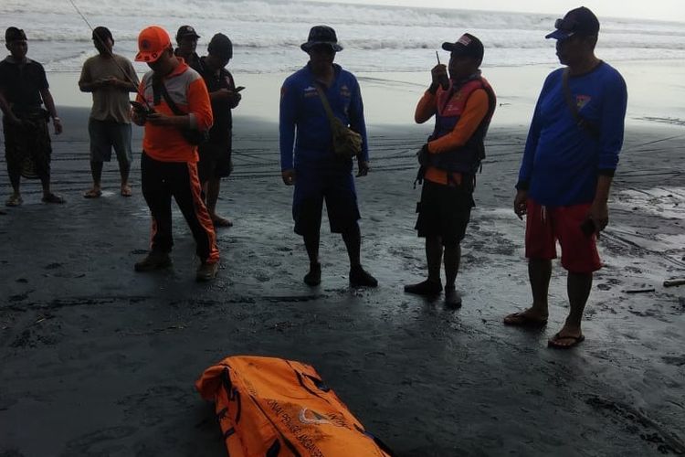 Korban nelayan yang terseret arus saat ditemukan dalam keadaan meninggal dunia di Pantai Pasud, Tabanan, Kamis (5/9).