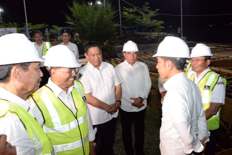 Presiden Joko Widodo didampingi para menteri meninjau Pelabuhan Muara di Kabupaten Tapanuli Utara, Sumatera Utara, Senin (29/7/2019).