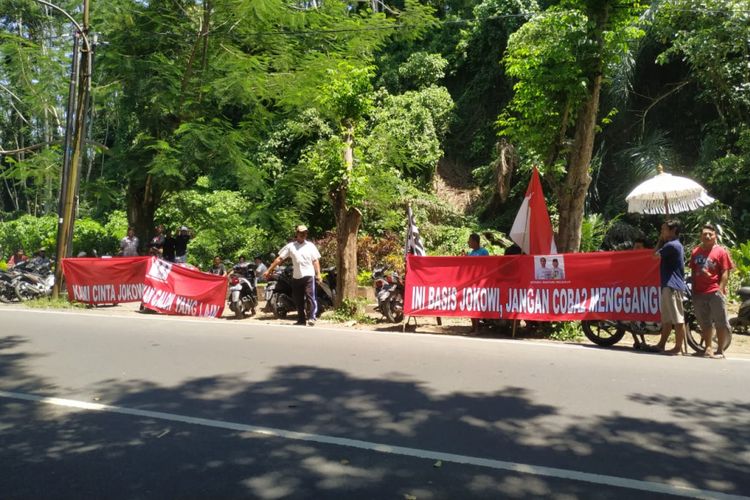 Kedatangan calon wakil presiden nomor urut 02 Sandiaga Salahuddin Uno di Bali disambut sejumlah pendukung Jokowi, Sabtu (23/2/2019). Mereka menyambut Sandiaga sejak rombongan keluar dari Bandara Internasional I Gusti Ngurah Rai dengan membentangkan spanduk.