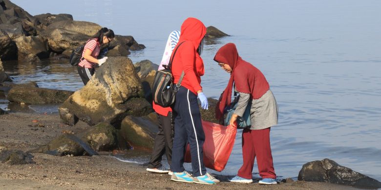 Aparatur Sipil Negara (ASN) dan Tenaga Harian Lepas (THL) dari berbagai Satuan Kerja Perangkat Daerah (SKPD) Kota Manado bergotong royong membersihkan sampah yang ada di sekitar Pantai Megamas, Menado, Jumat (20/10/2018).