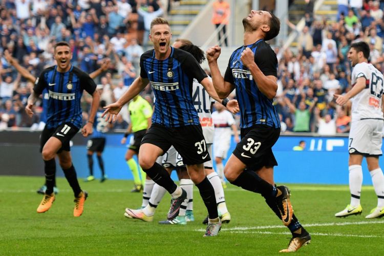 Para pemain Inter Milan merayakan gol Danilo DAmbrosio ke gawang Genoa pada pertandingan Serie A di Stadion Giuseppe Meazza, Minggu (24/9/2017). 